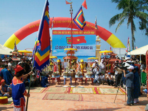Homenaje a combatientes caídos por la defensa de Hoang Sa y Truong Sa